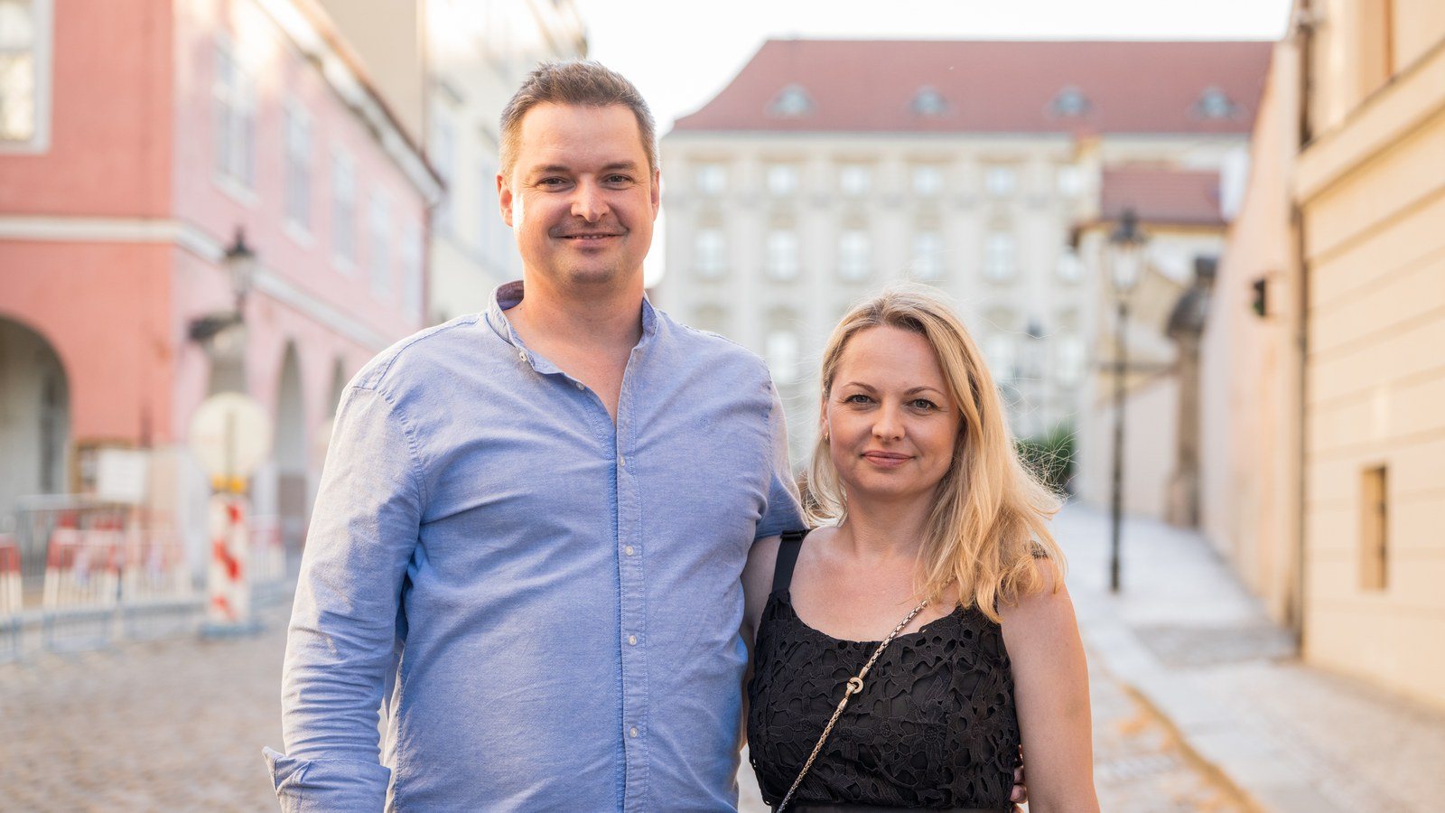 Filip Čech a Lenka Čechová v ulici na Praze 1